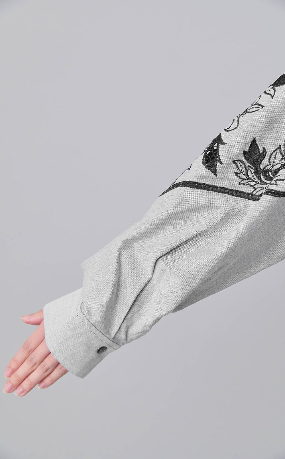 エンブロイダリーオーバーシャツ