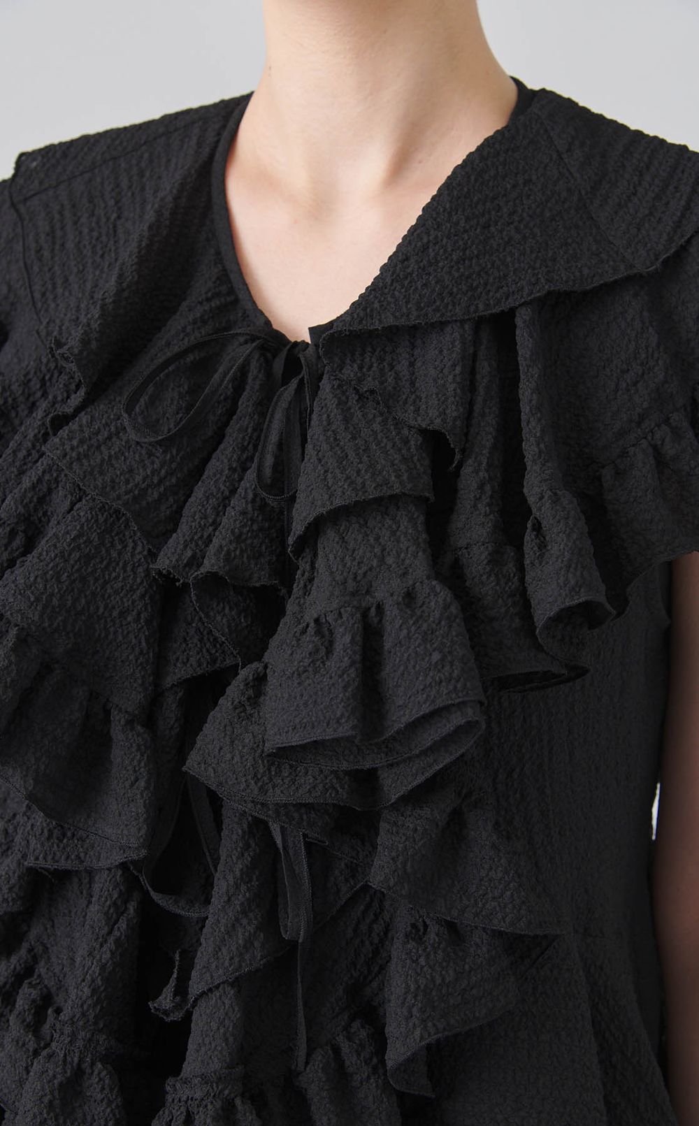 ペプラムフリルブラウス