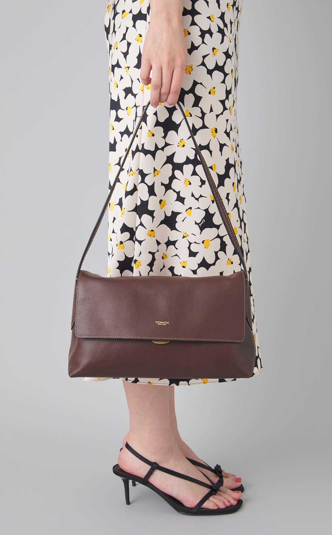 COACH｜チェルシーレザーミディショルダーバッグ