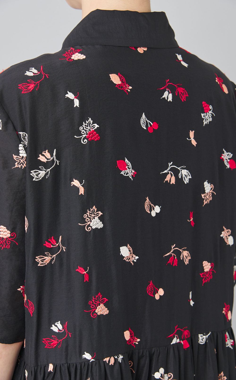 フルーツ刺繍ティアードワンピース