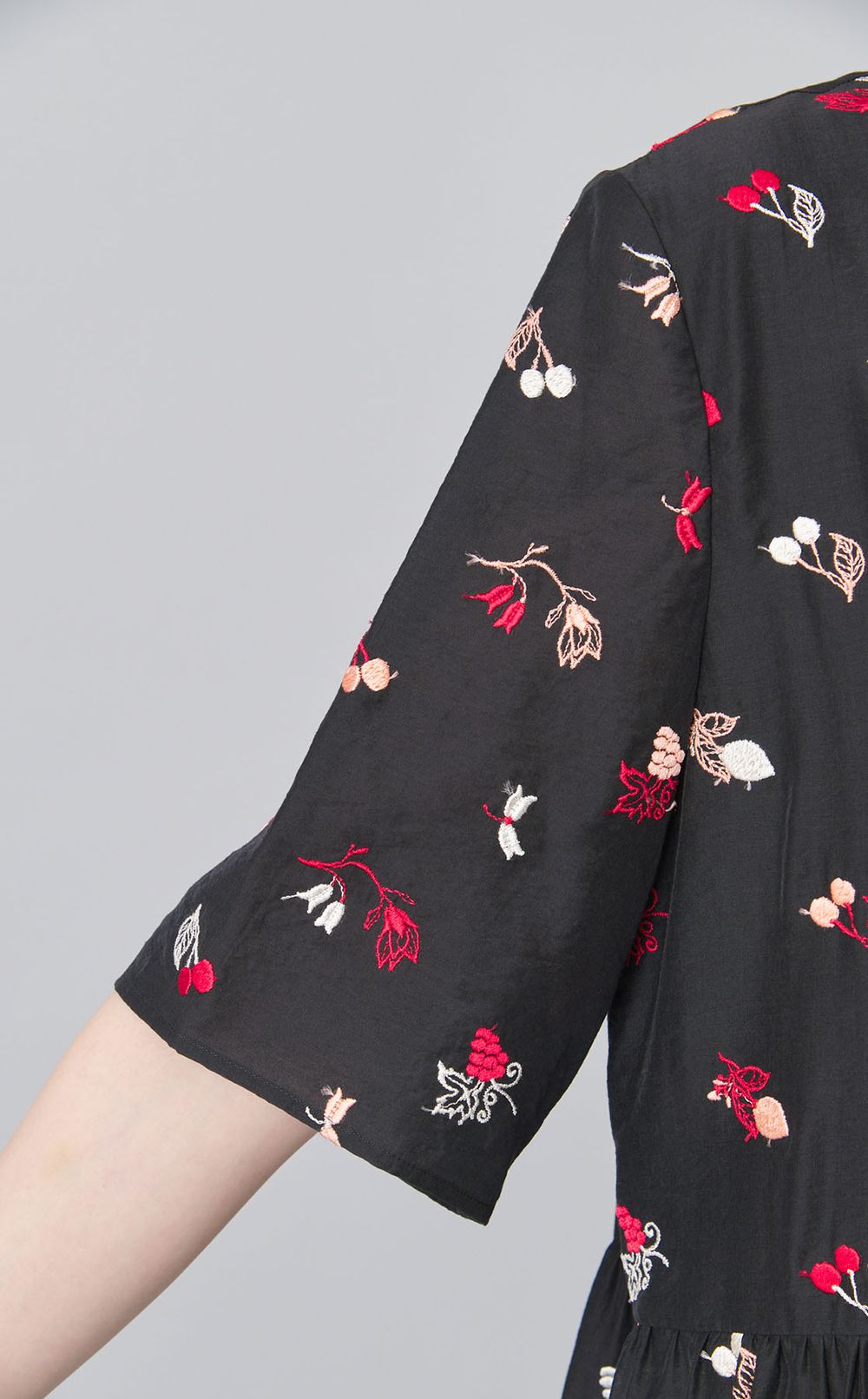 フルーツ刺繍ティアードワンピース