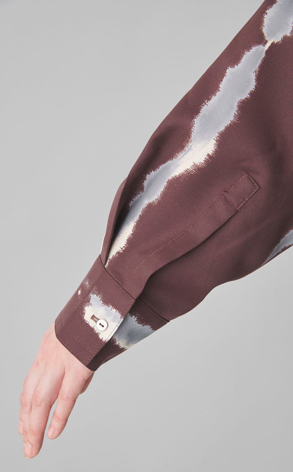 プリントツイルバックスリットシャツ