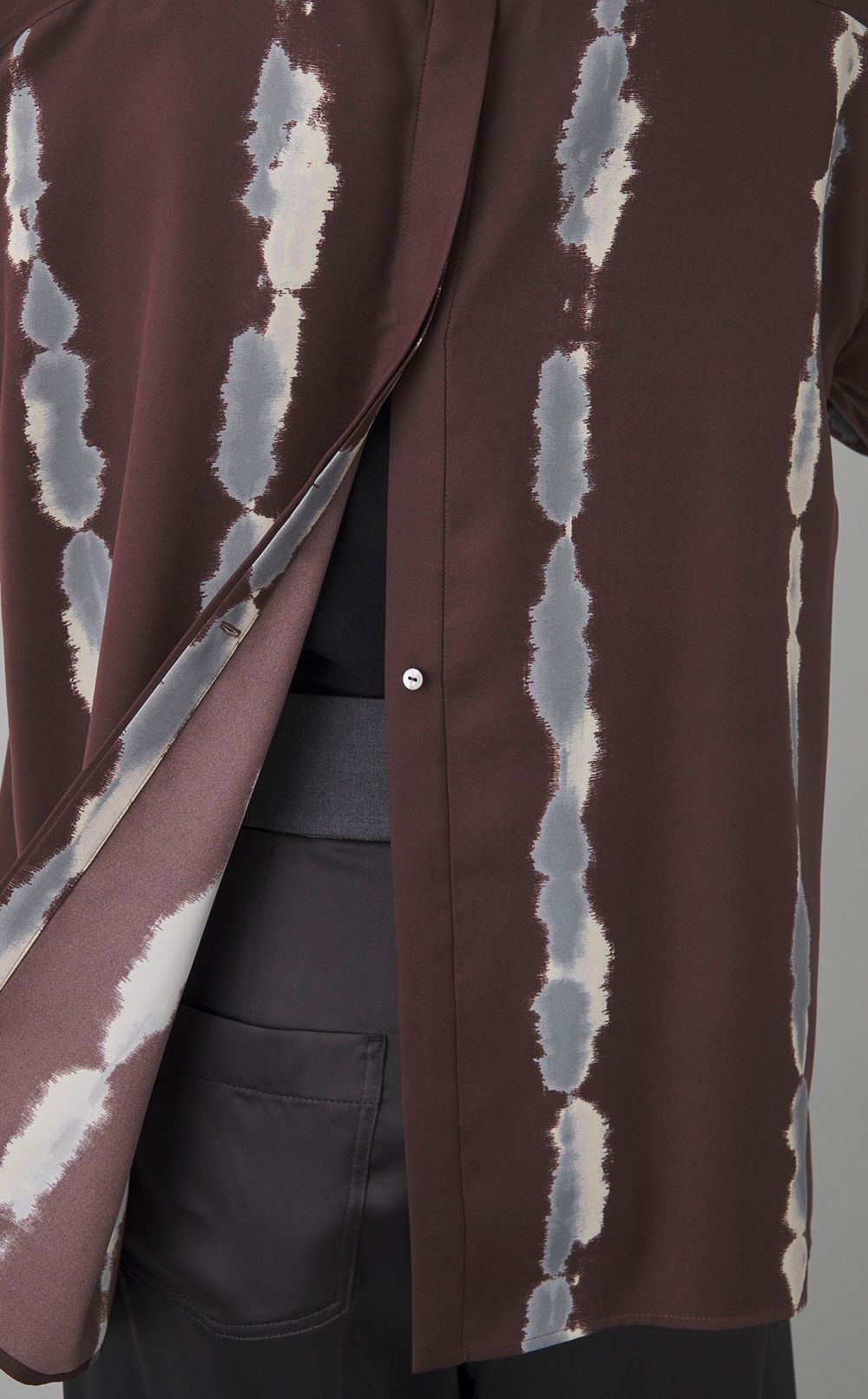 プリントツイルバックスリットシャツ