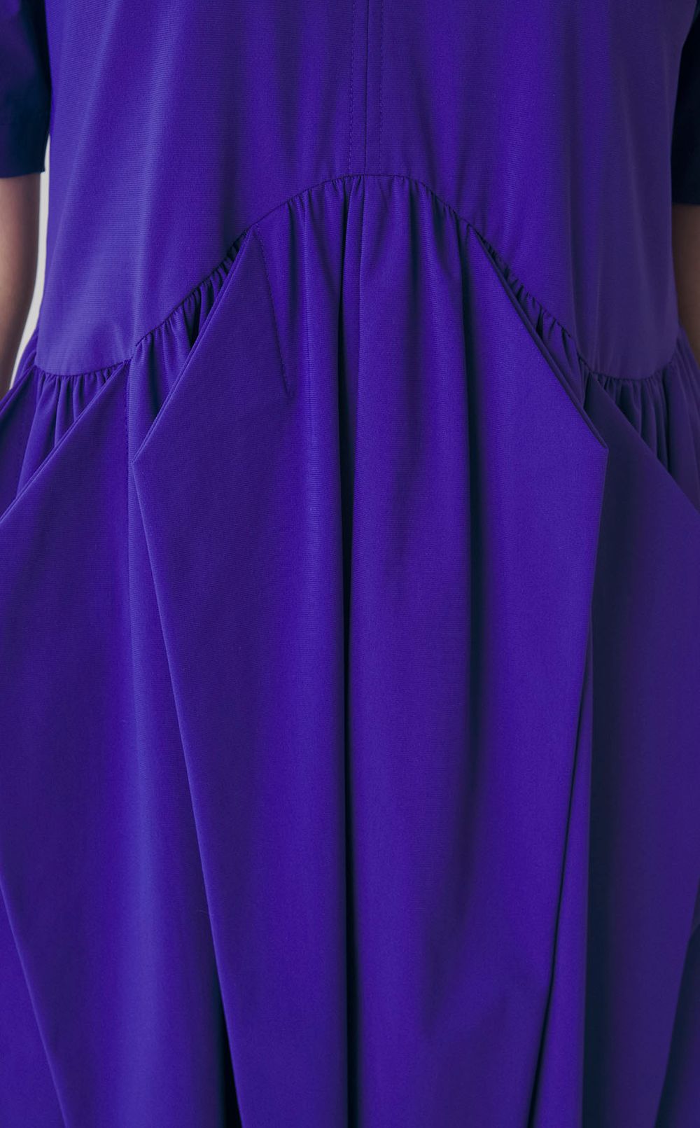 カーブラインタックワンピース