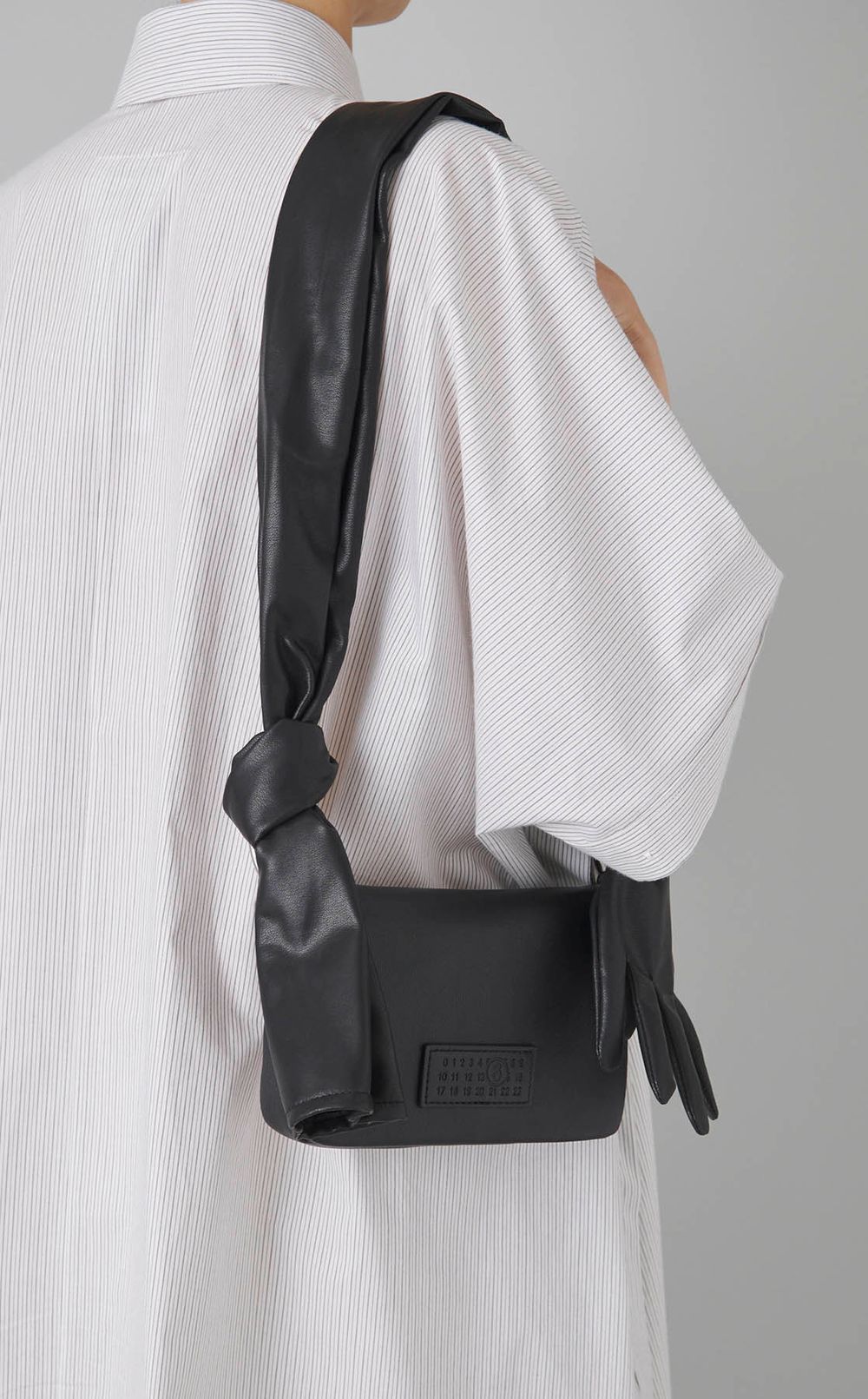 グローブストラップレザーミニバッグ