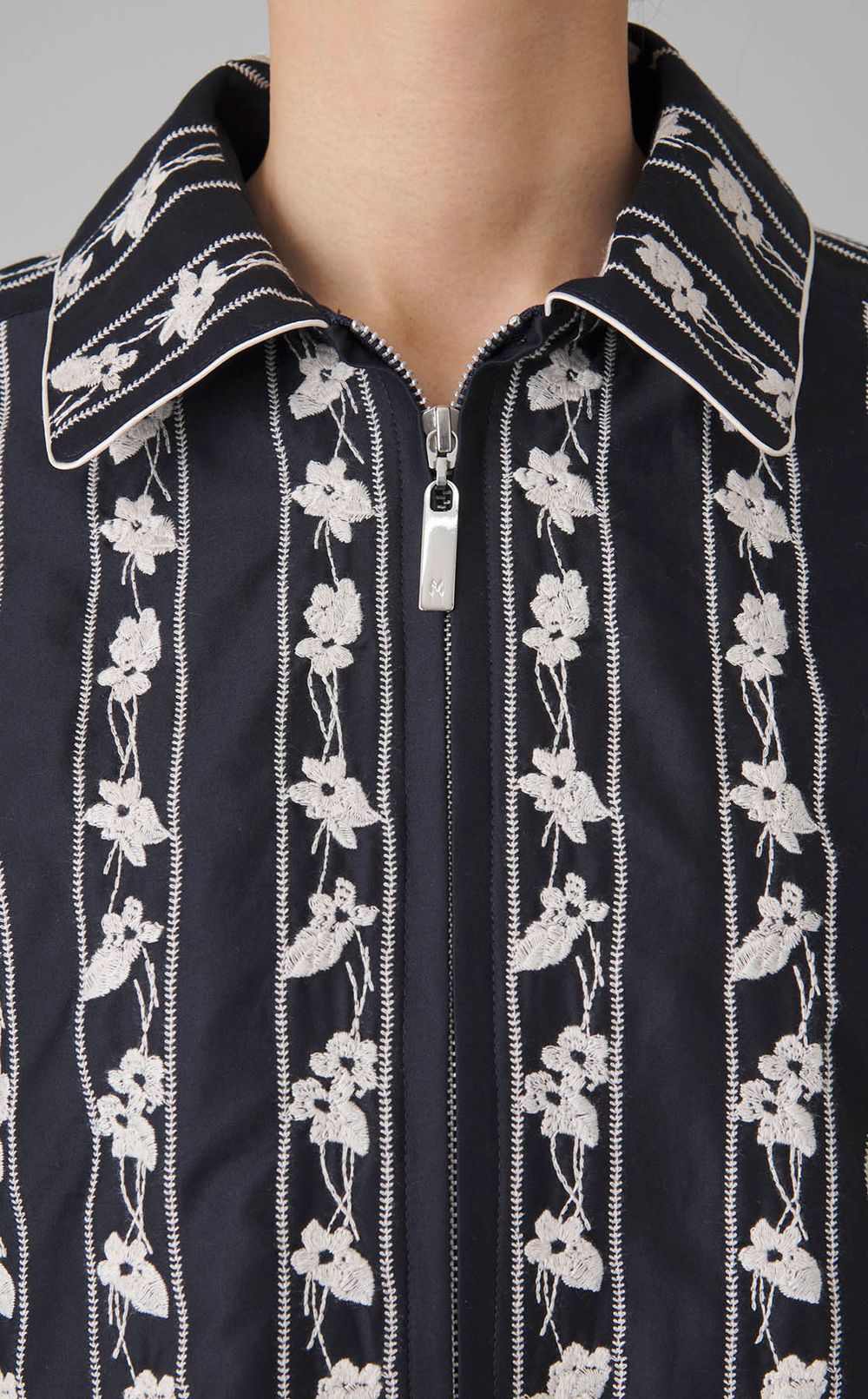 スミレ刺繍ジップブルゾン