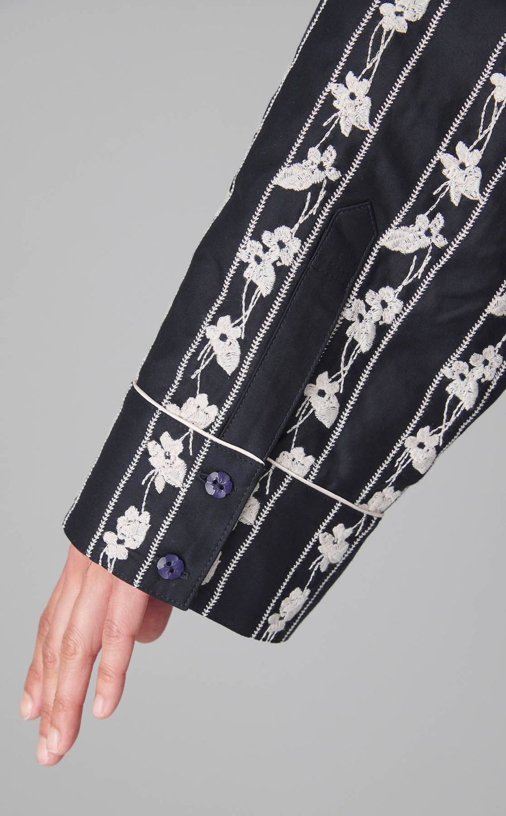 スミレ刺繍ジップブルゾン