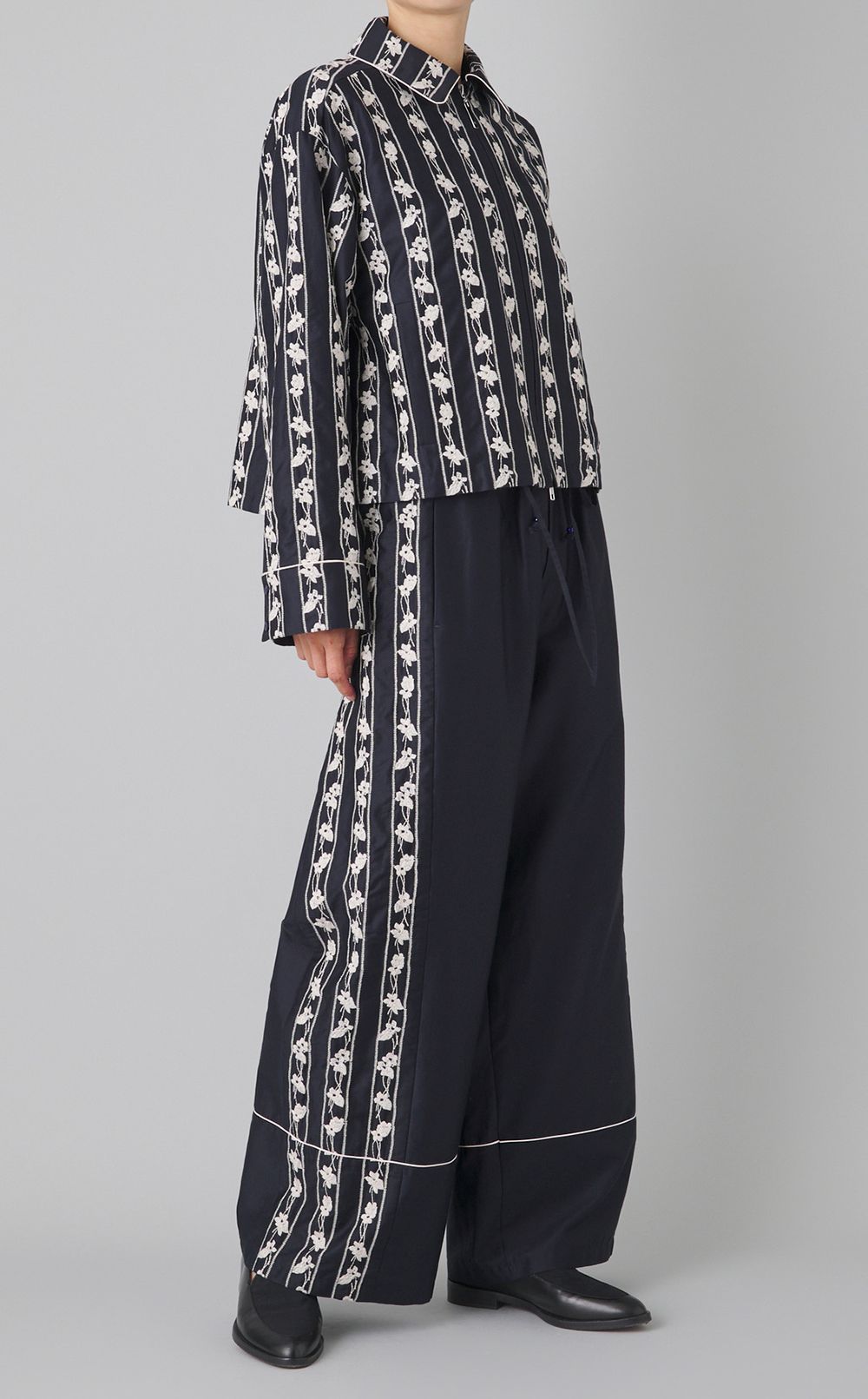 スミレ刺繍ロングパンツ