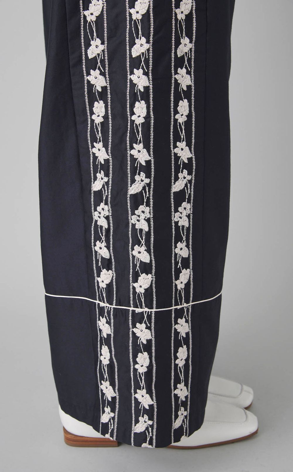 スミレ刺繍ロングパンツ