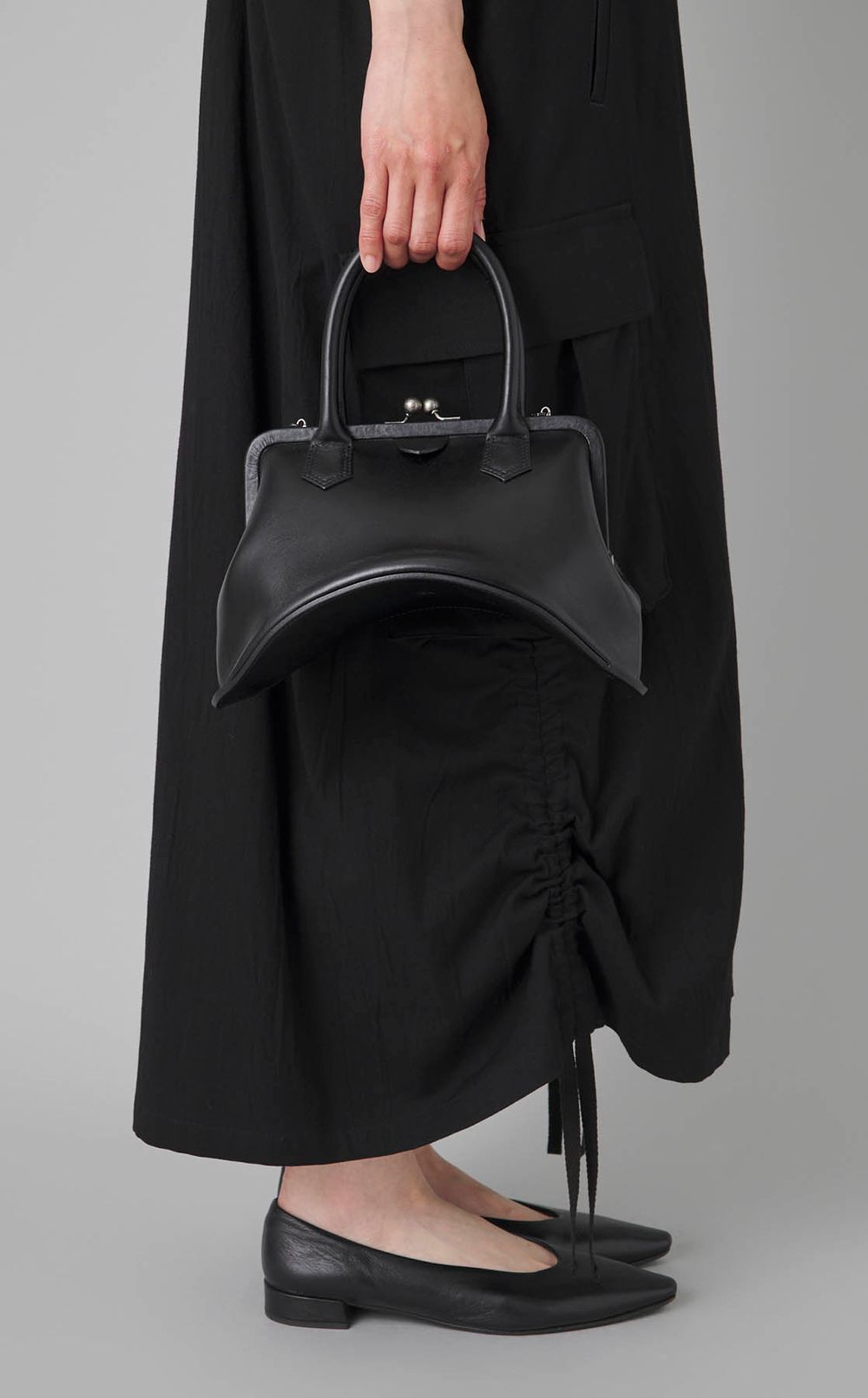 反り底ガマグチレザーバッグ