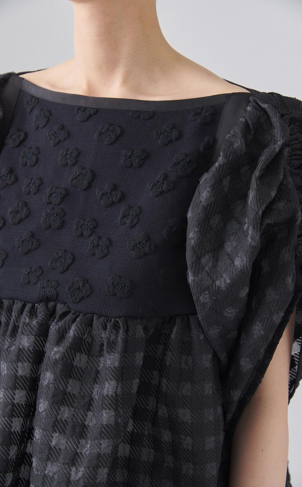 ミニフラワーエンボスギンガムブラウス