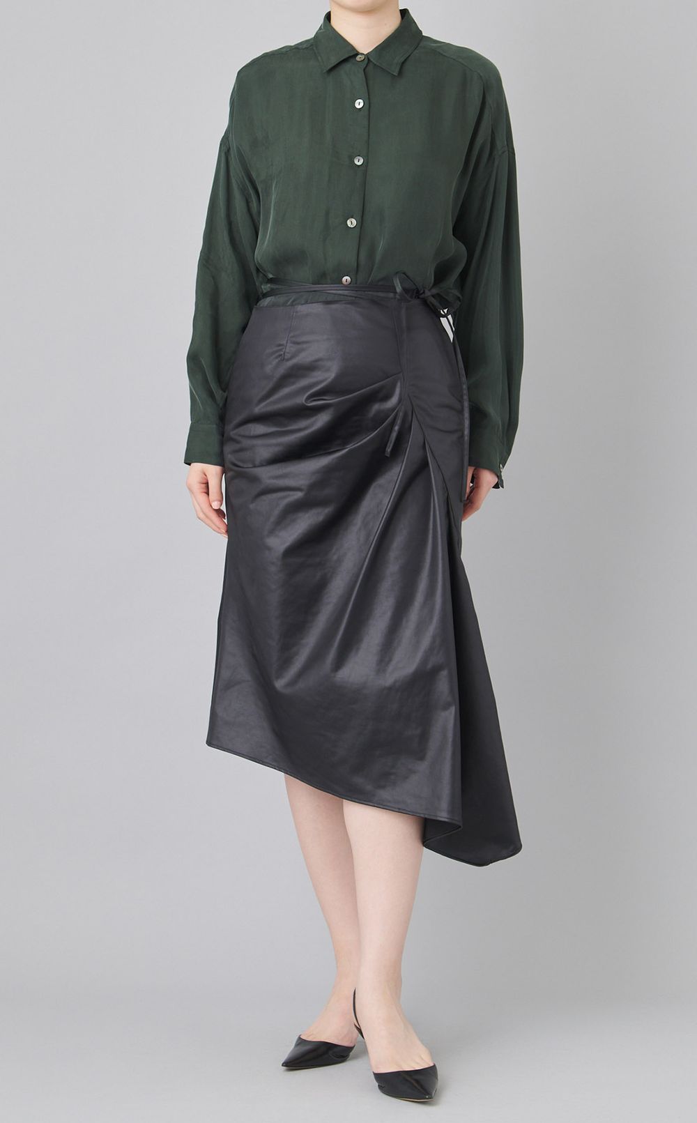 ヘムラインサテンスカート