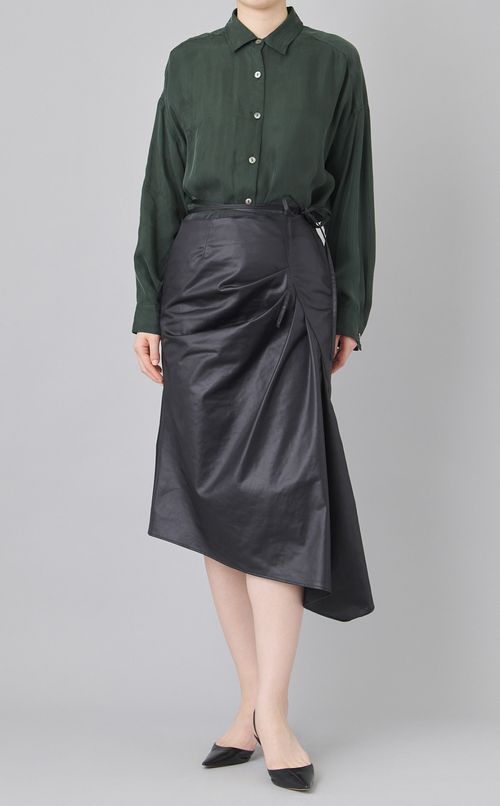 ヘムラインサテンスカート