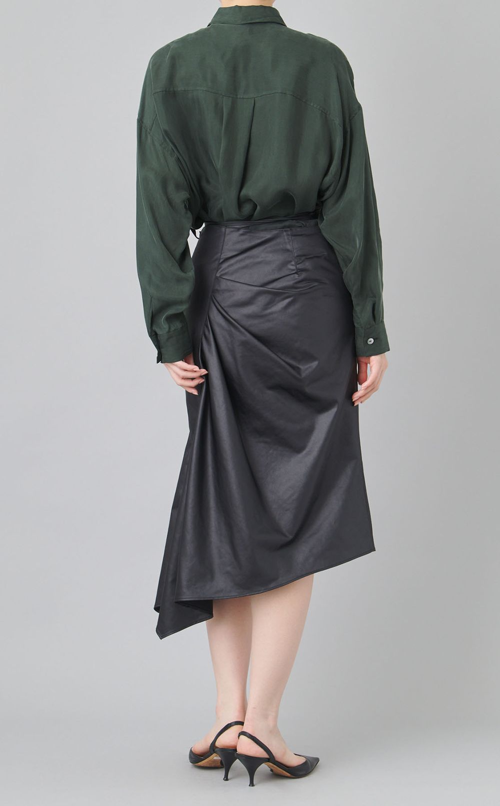 ヘムラインサテンスカート