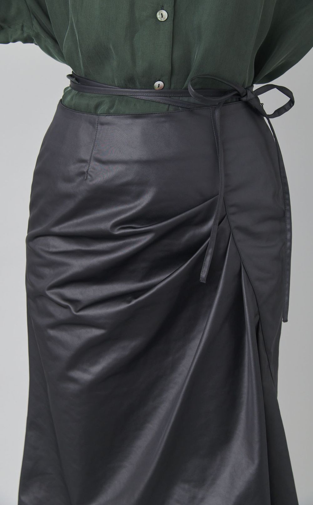 ヘムラインサテンスカート