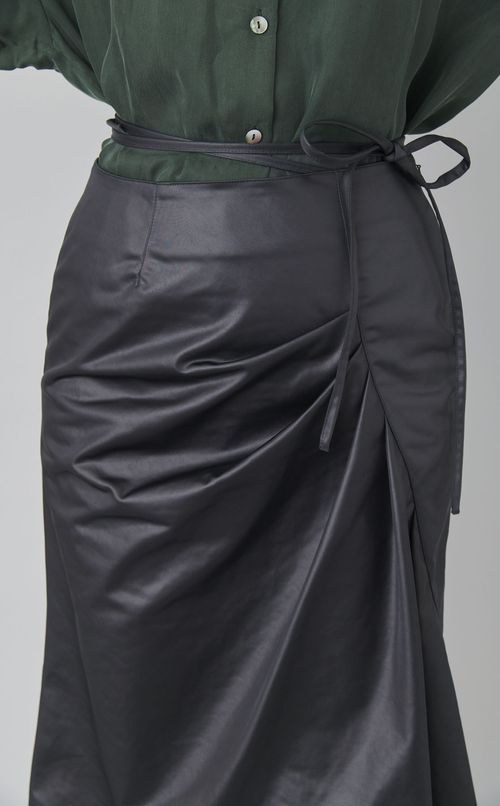 ヘムラインサテンスカート