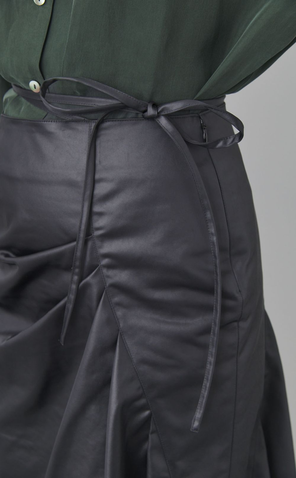 ヘムラインサテンスカート