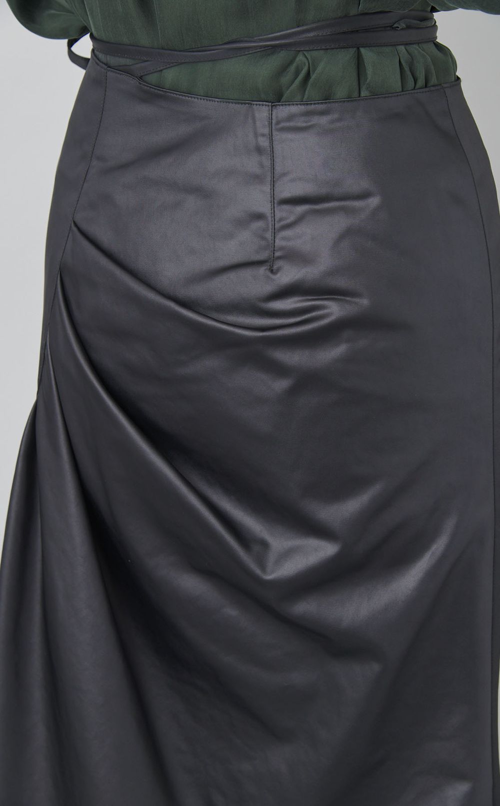 ヘムラインサテンスカート