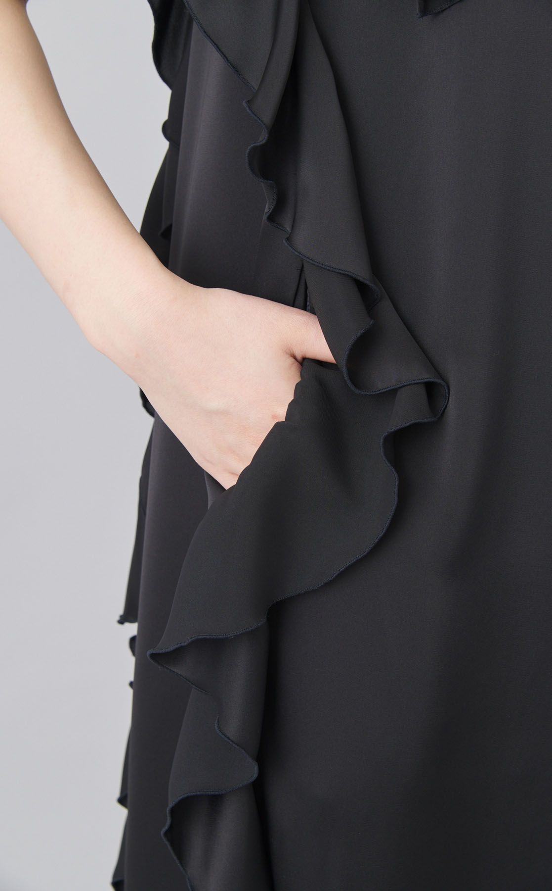 PANORMO｜サイドフリルVネックワンピース