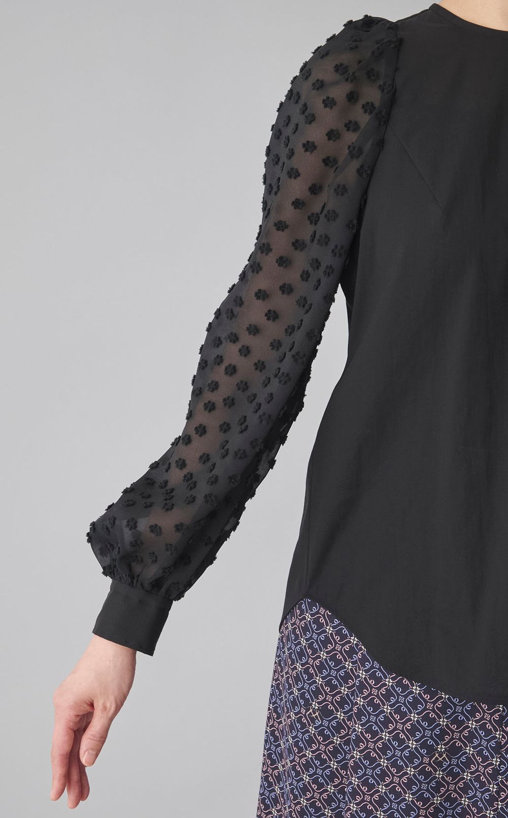 オーガンジータックブラウス