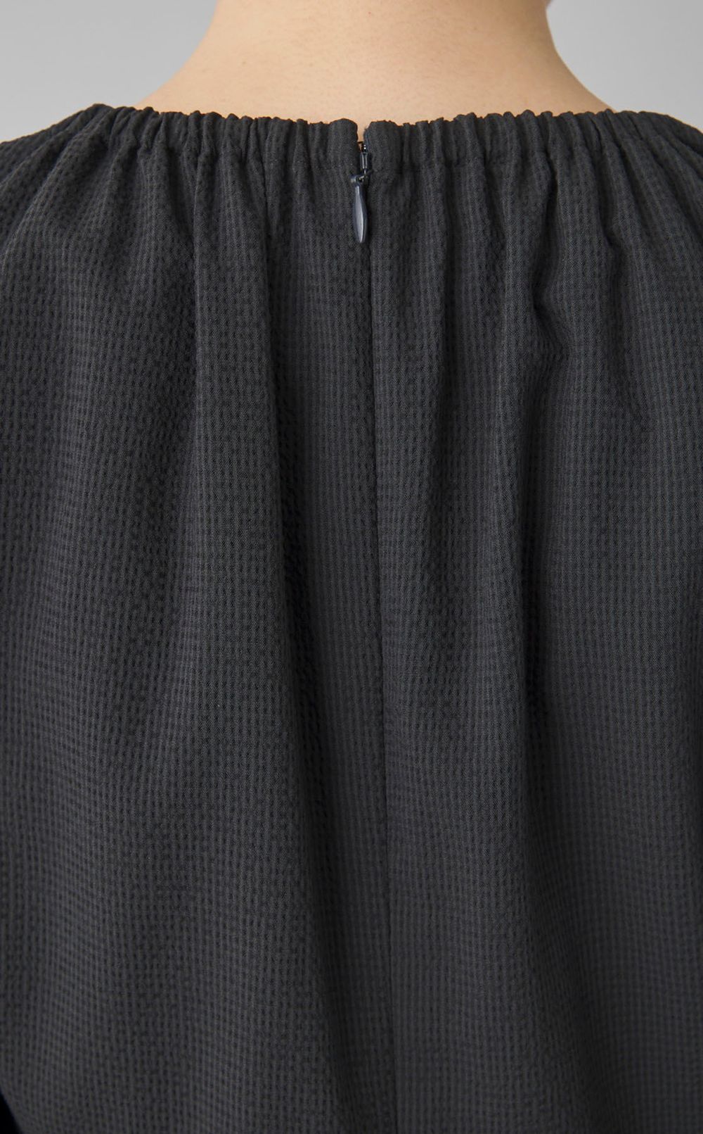 ギャザーVネックワンピース