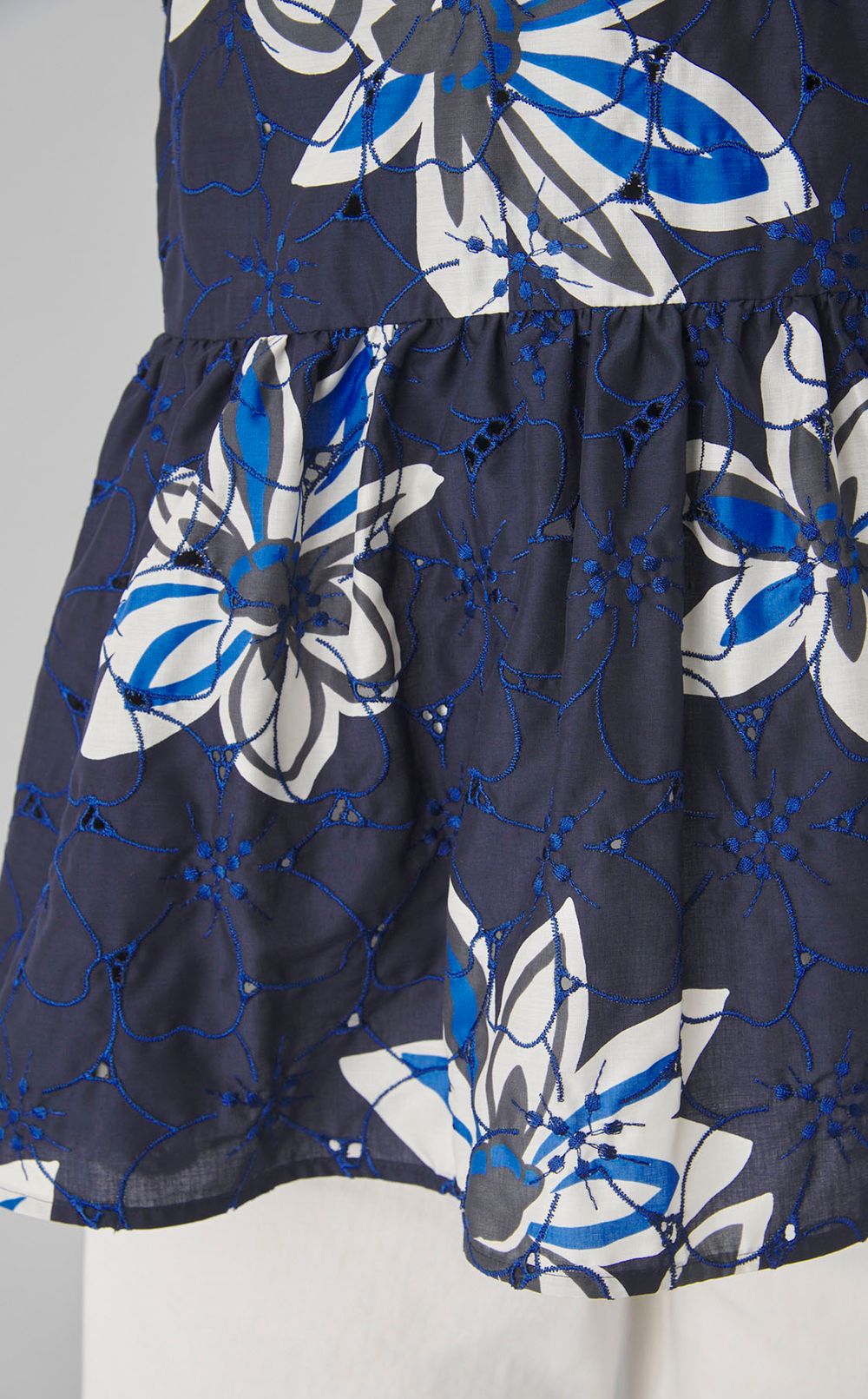 アイレットフラワープリントブラウス