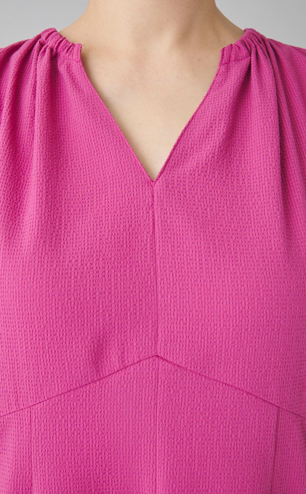 ギャザーVネックワンピース