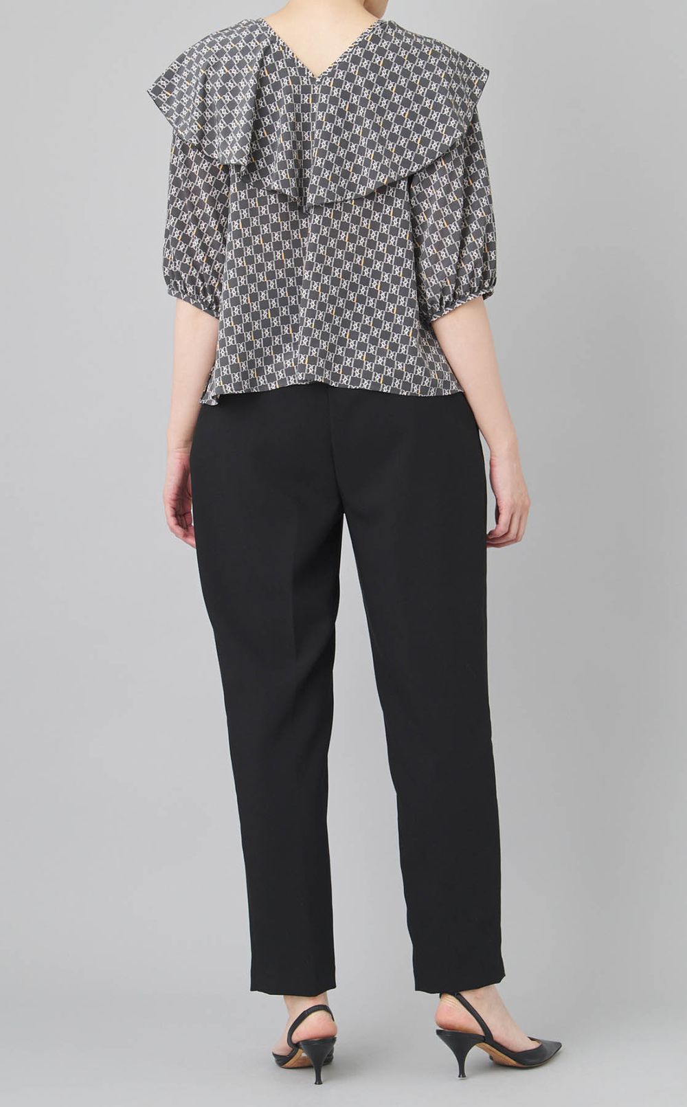 タイポグラフィフロンタブルブラウス