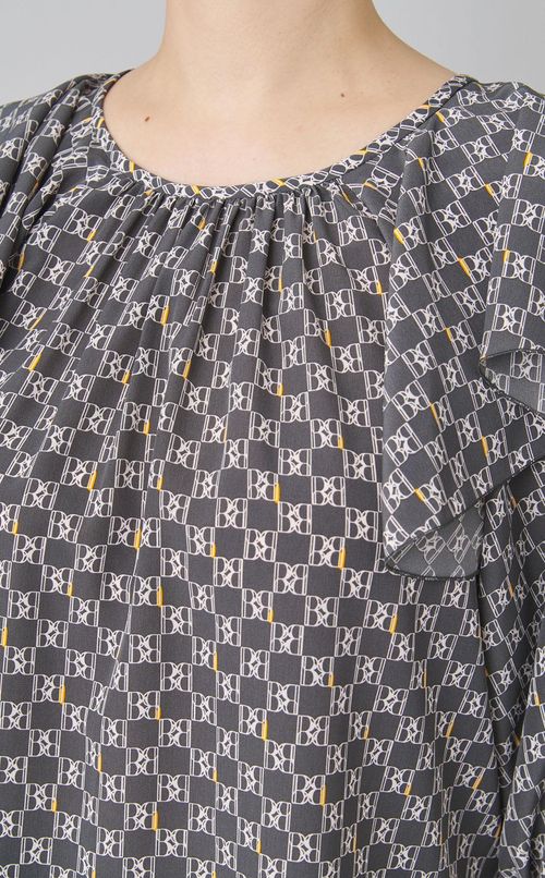 タイポグラフィフロンタブルブラウス