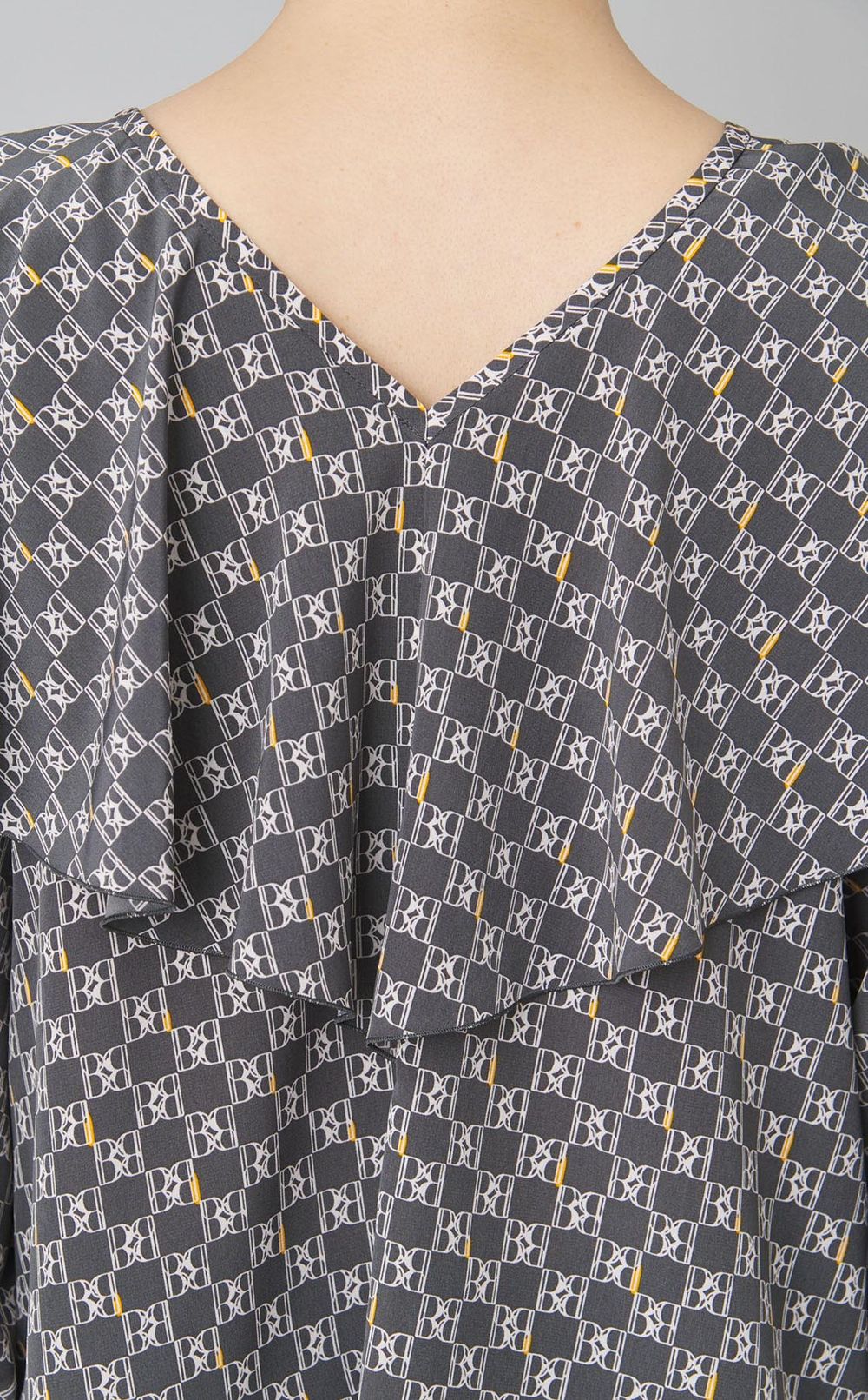 タイポグラフィフロンタブルブラウス