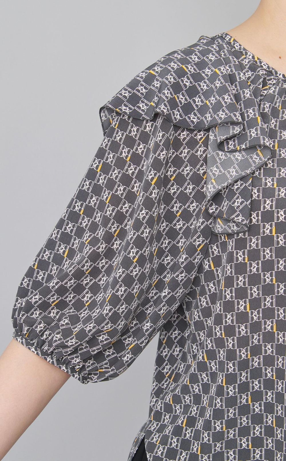 タイポグラフィフロンタブルブラウス