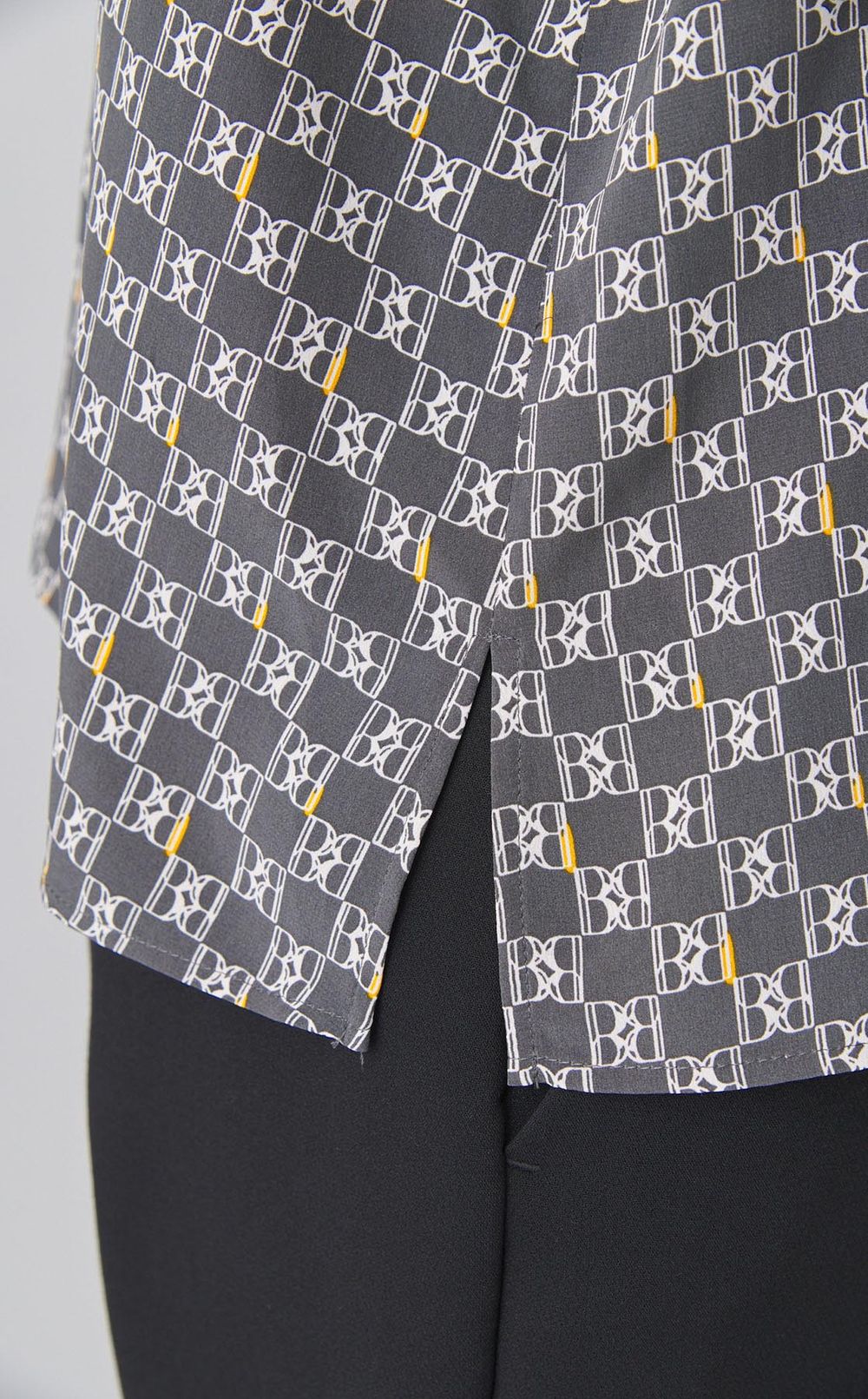 タイポグラフィフロンタブルブラウス