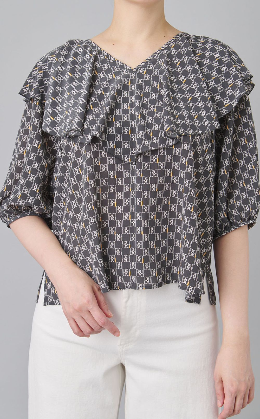 タイポグラフィフロンタブルブラウス