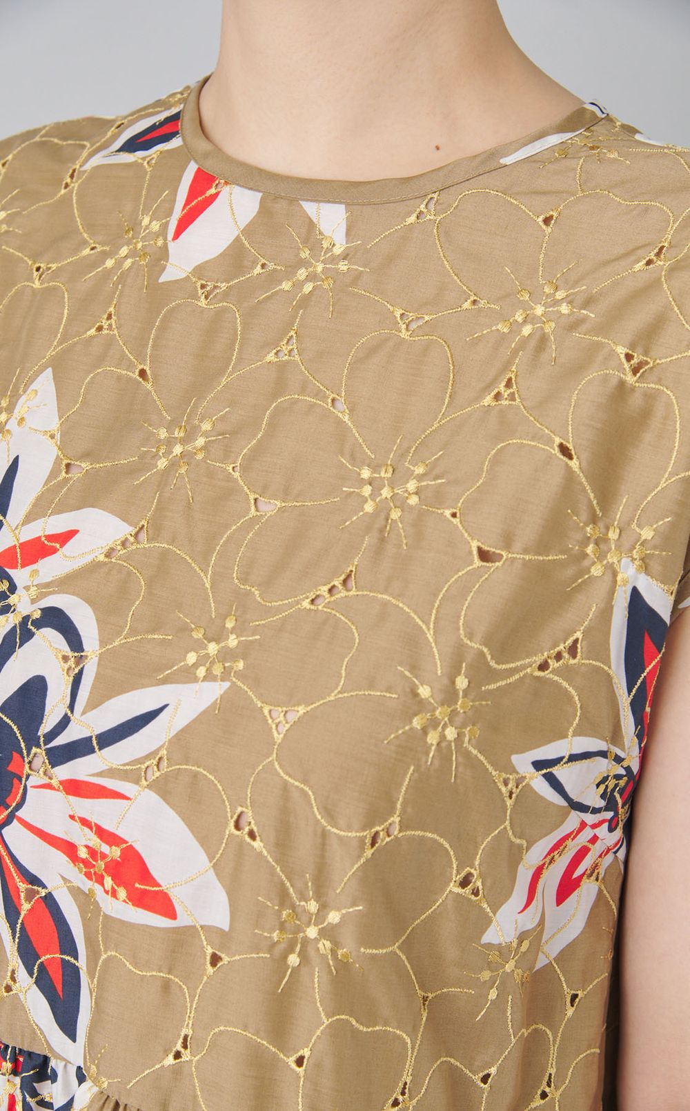 アイレットフラワープリントブラウス