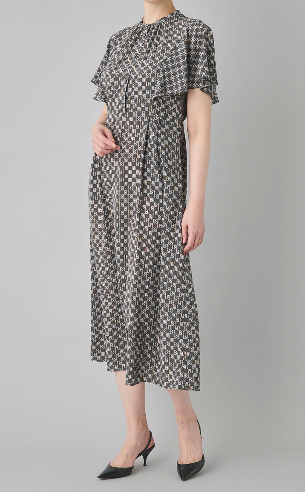 タイポグラフィフリルスリーブワンピース