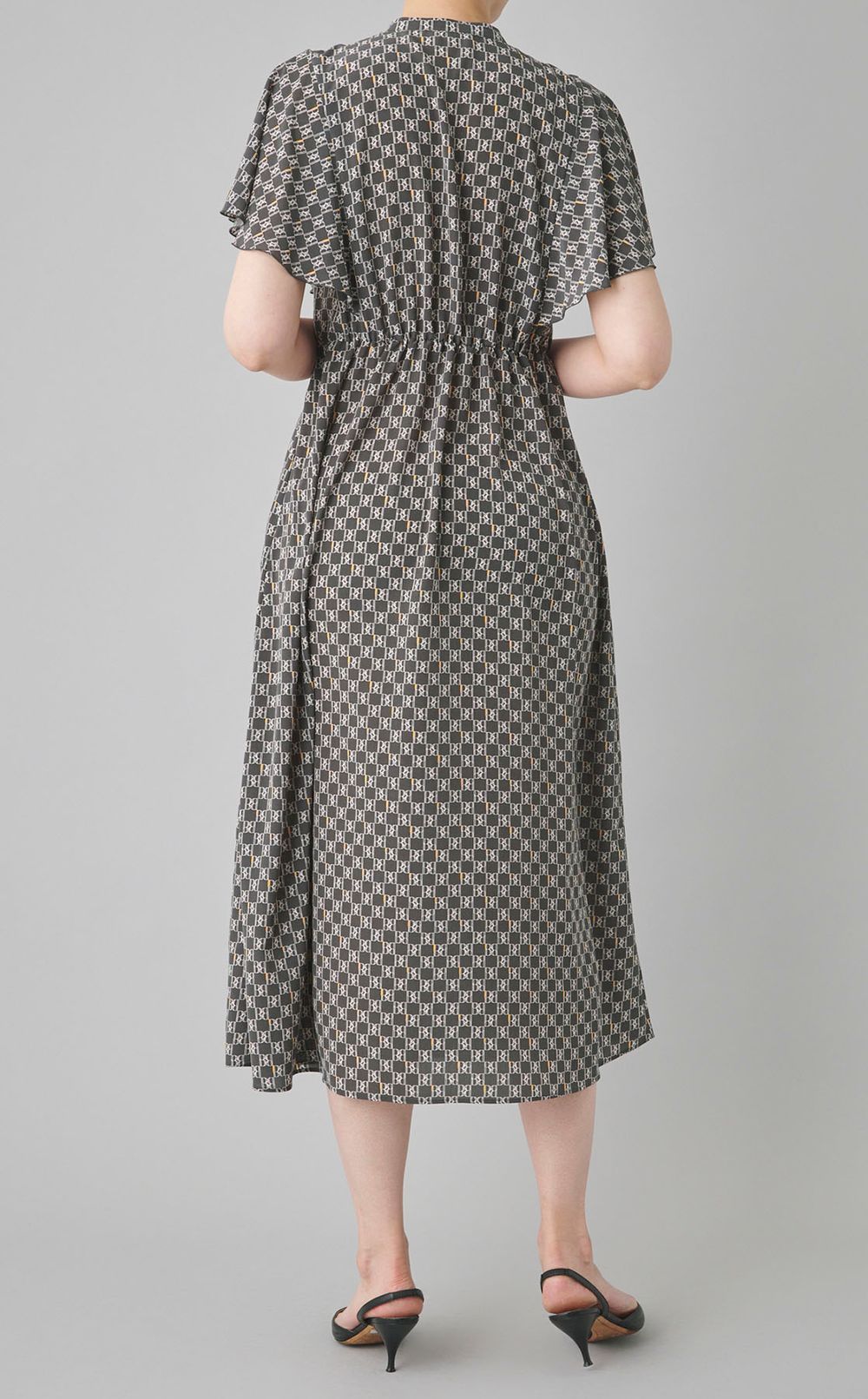 タイポグラフィフリルスリーブワンピース