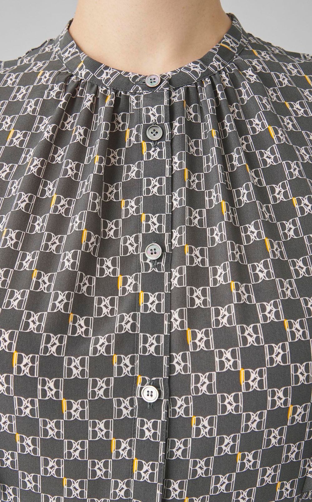 タイポグラフィフリルスリーブワンピース