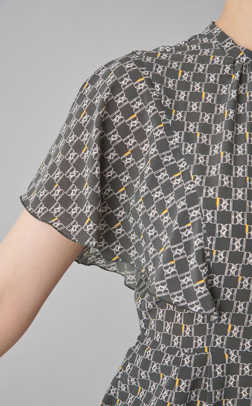 タイポグラフィフリルスリーブワンピース