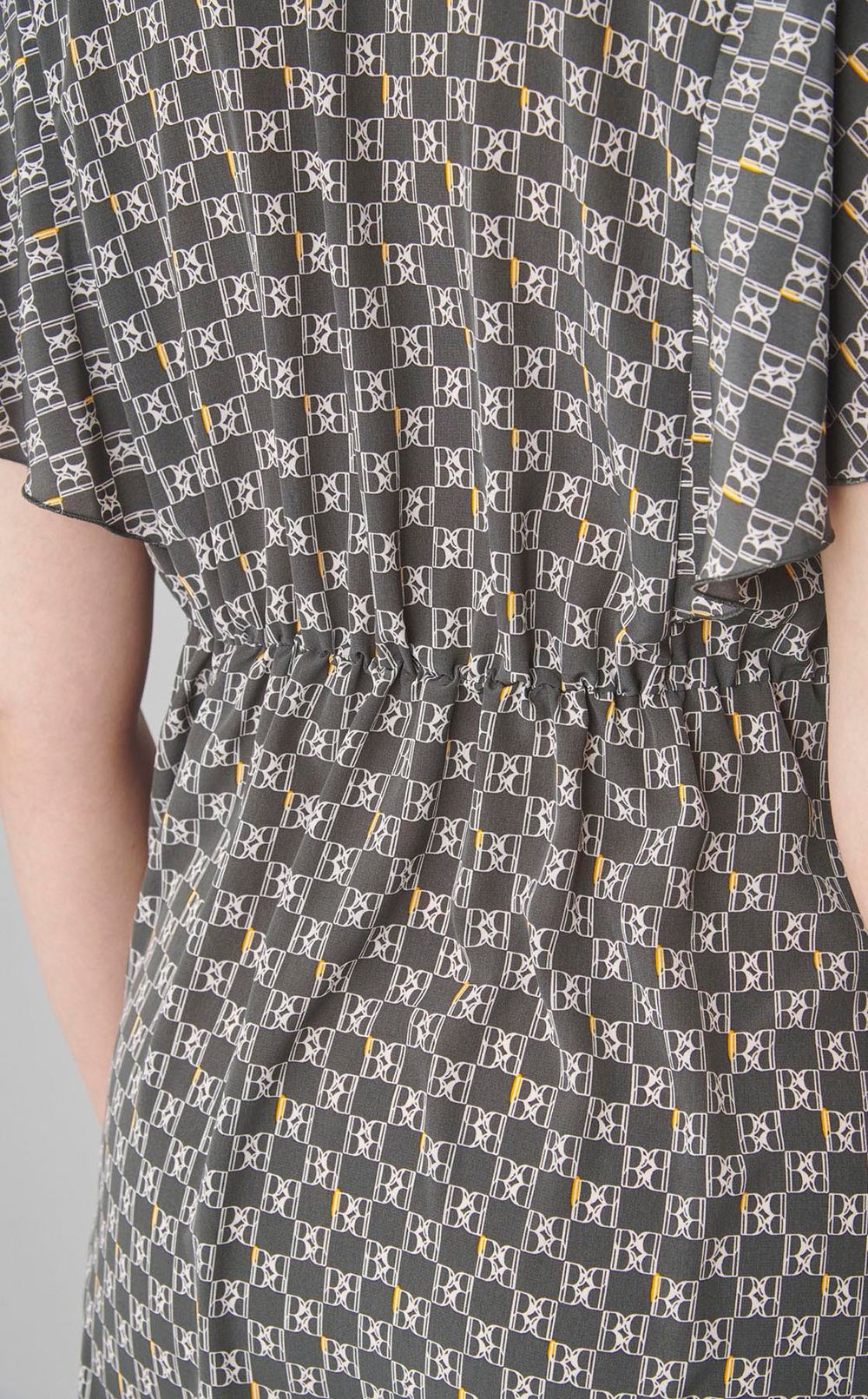 タイポグラフィフリルスリーブワンピース