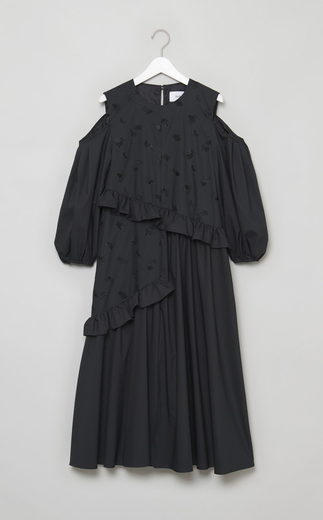 【新品タグ付き】Arobe アローブ ノースリーブ ワンピース ティアード 黒 新品タグ付き】Arobe アローブ ノースリーブ ワンピース