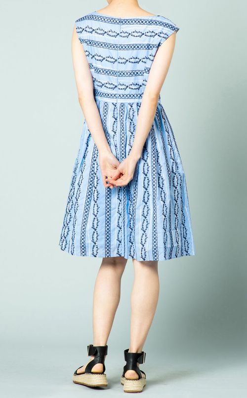 Vネック刺繍ワンピース