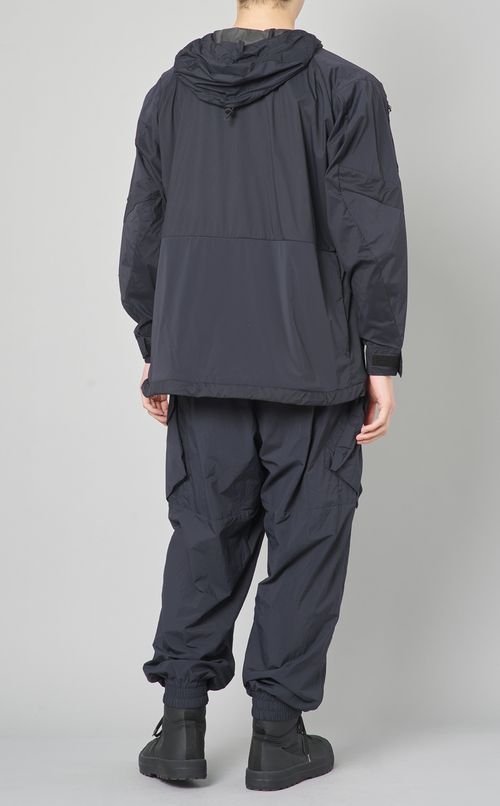 ナイロンマウンテンパーカー