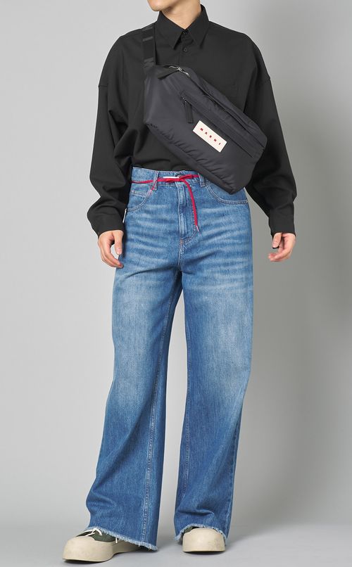 ナイロンクロスボディバッグ