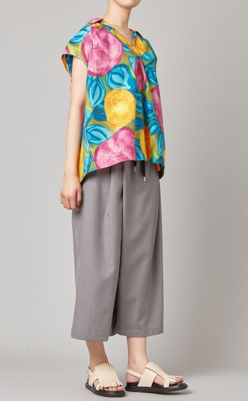 フラワープリントノースリーブシャツ