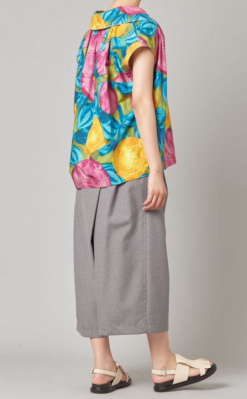 フラワープリントノースリーブシャツ