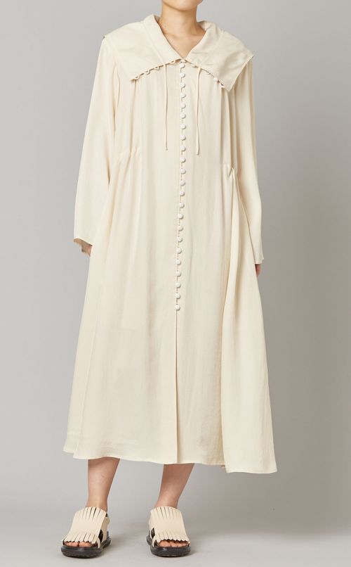 ボタン使いドレープドレス