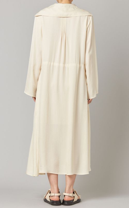 ボタン使いドレープドレス