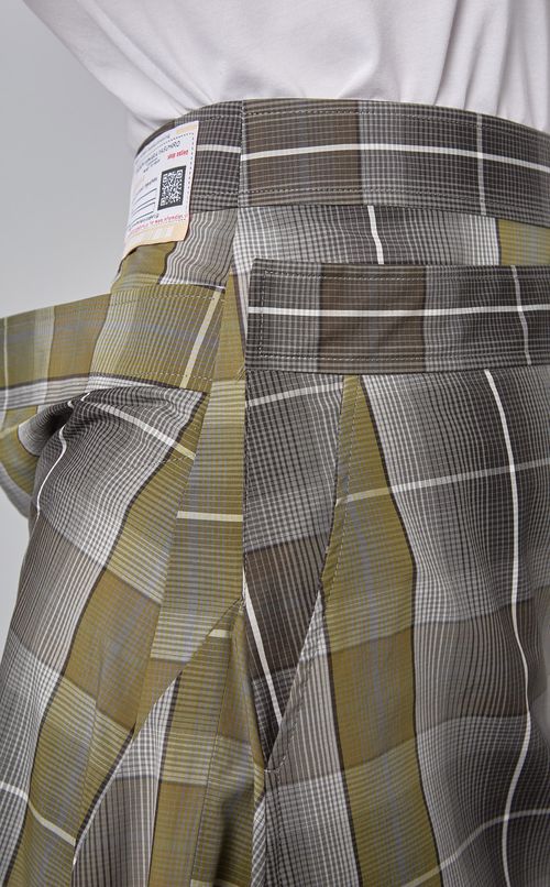 アシンメトリーチェックスカート