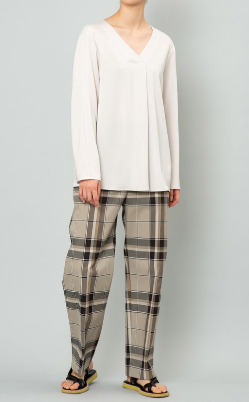 フロントタックVネックブラウス