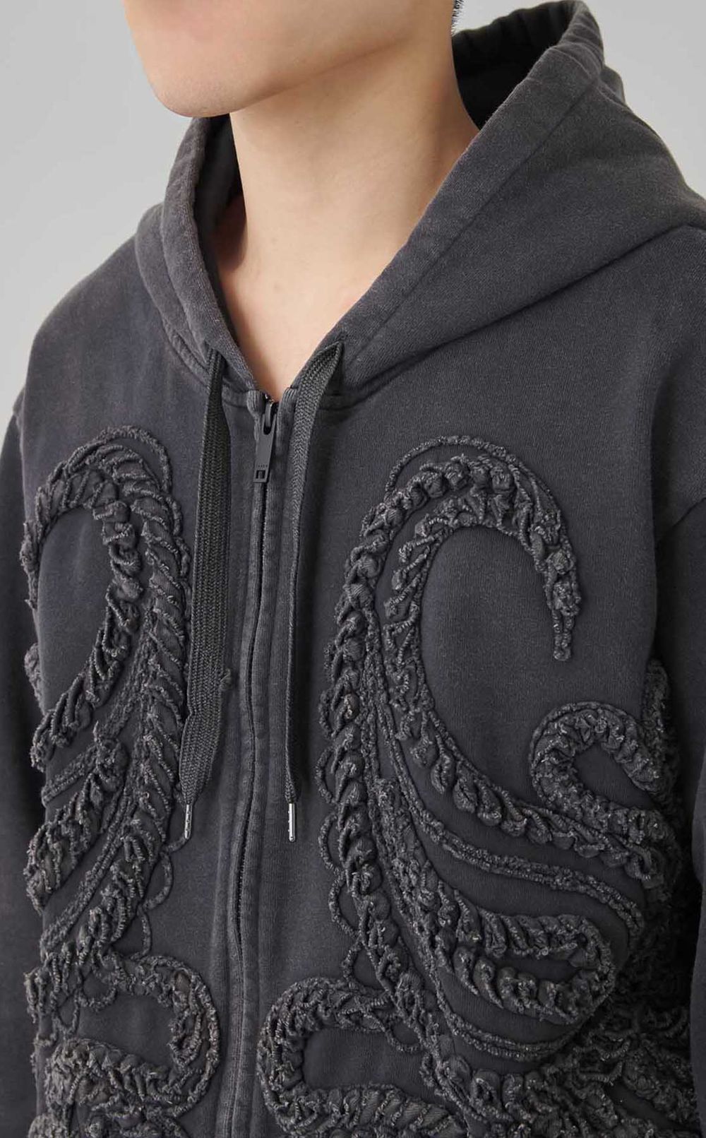 エンブロイダリージップフーディー